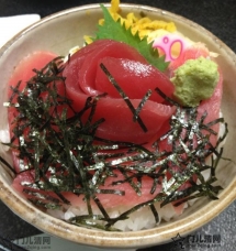 美食：金枪鱼刺身盖浇饭（マグロ丼）