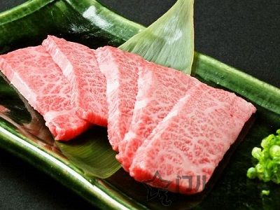 门儿清网：日本购物美食攻略。名古屋·荣地区SUNSHINE SAKAE（阳光盛荣商厦）6层炭火烤肉TAMURA（たむら）荣别邸,黑毛和牛，雪花霜降和牛烤肉。特上等黑毛和牛五花肉。店内领取摩天轮免费门票代金券。进公众号【门儿清东瀛控】获取更多信息，还有日本优惠打折券