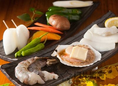 门儿清网：日本购物美食攻略。名古屋·荣地区SUNSHINE SAKAE（阳光盛荣商厦）6层炭火烤肉TAMURA（たむら）荣别邸,黑毛和牛，雪花霜降和牛烤肉。海鲜拼盘（大虾，鱿鱼和人气的扇贝）。店内领取摩天轮免费门票代金券。进公众号【门儿清东瀛控】获取更多信息，还有日本优惠打折券