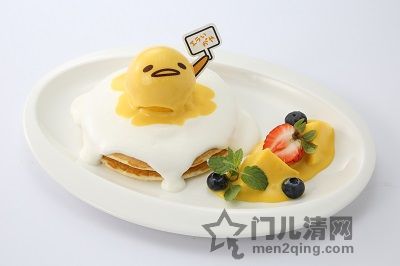 门儿清网：日本购物美食攻略。名古屋·荣地区SUNSHINE SAKAE（阳光盛荣商厦）。萌物蛋黄哥咖啡厅 GudeTama Cafe ぐでたまカフェ。经典逸品 蛋黄哥薄烤煎饼（ぐでたまパンケーキ）。店内领取摩天轮免费门票代金券。进公众号【门儿清东瀛控】获取更多信息，还有日本优惠打折券