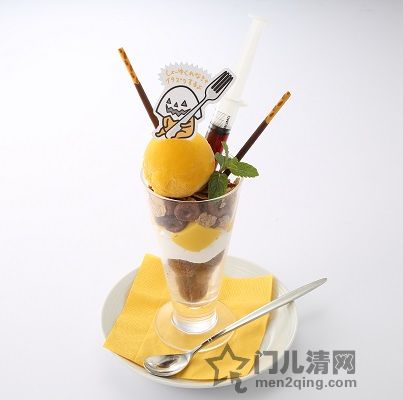 门儿清网：日本购物美食攻略。名古屋·荣地区SUNSHINE SAKAE（阳光盛荣商厦）。萌物蛋黄哥咖啡厅 GudeTama Cafe ぐでたまカフェ。万圣节版南瓜冰糕芭菲（パンプキンハロウィーンパフェ）。店内领取摩天轮免费门票代金券。进公众号【门儿清东瀛控】获取更多信息，还有日本优惠打折券