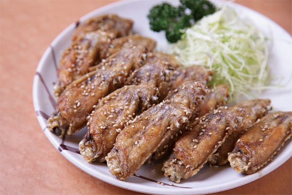 门儿清网：日本购物美食攻略。名古屋站新干线口地下商店街ESCA，美食购物优惠打折代金券。炸鸡翅。进公众号【门儿清东瀛控】获取更多信息，还有日本优惠打折券
