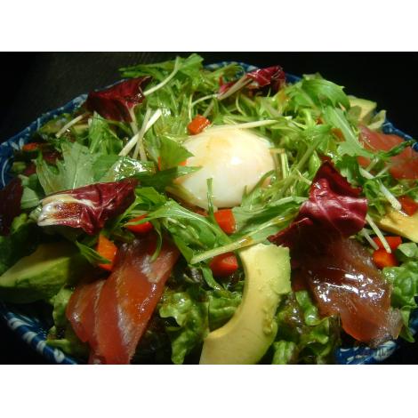 金枪鱼油梨温泉玉子沙拉【マグロとアボガドのサラダ　温泉玉子添え】