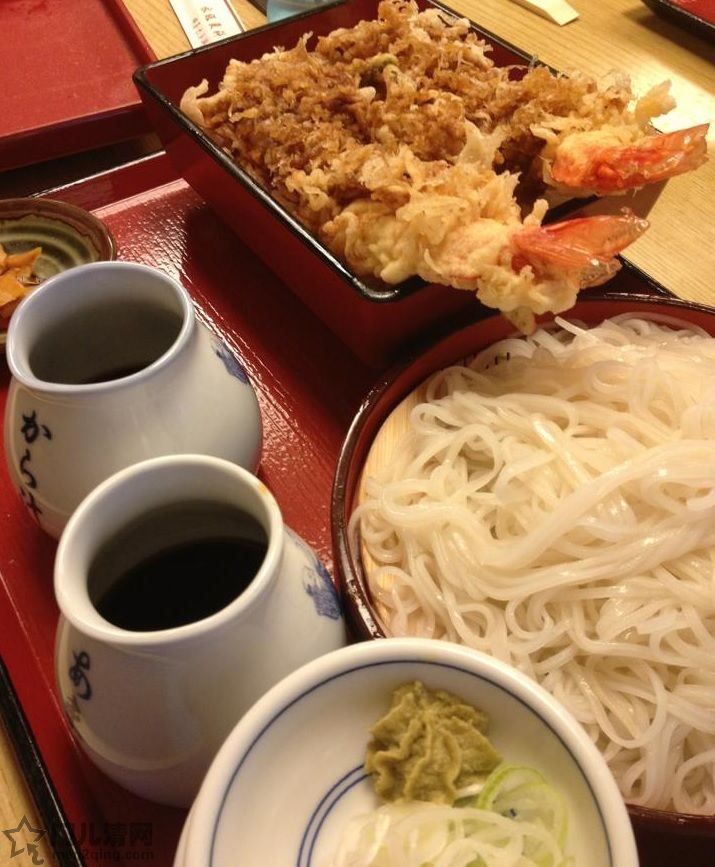 日本料理：美食－天妇罗炸虾盖浇饭和荞麦面的套餐