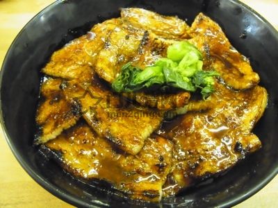 日本料理：美食新闻：日本餐厅/居酒屋地图@美食攻略 - 东京·新桥 猪肉烤肉盖饭店：豚大学  超大盛猪肉烤肉盖饭 图