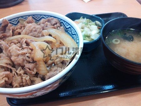 日本料理:美食记录:日本牛肉盖浇饭有3家大型连锁店,松屋,すき屋和吉野家。吉野家,每次去要的都是普通牛肉饭(並),外加B套餐:新香(浅渍蔬菜沙拉)和味噌汤(大酱汤)。根据心情有时候再加个生鸡蛋 图
