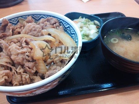 日本料理：美食记录：日本牛肉盖浇饭有3家大型连锁店，松屋，すき屋和吉野家。吉野家，每次去要的都是普通牛肉饭（並），外加B套餐：新香（浅渍蔬菜沙拉）和味噌汤（大酱汤）。根据心情有时候再加个生鸡蛋 图