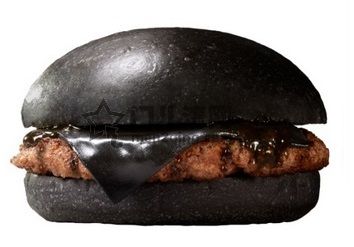 日本料理:闻所未闻的黑珍珠汉堡 burgerking japan的黑珍珠汉堡不仅在原料中加入竹炭制作黑色面包,还使用鱿鱼墨汁制作了黑色奶酪,真是名副其实 图