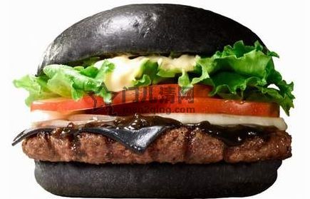 日本料理:闻所未闻的黑珍珠汉堡 burgerking japan的黑珍珠汉堡不仅在原料中加入竹炭制作黑色面包,还使用鱿鱼墨汁制作了黑色奶酪,真是名副其实 图
